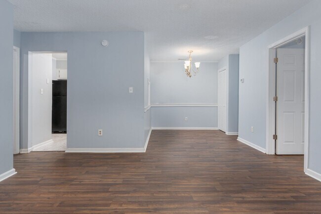 Building Photo - Charming 2 bedroom, 2 bathroom home locate...