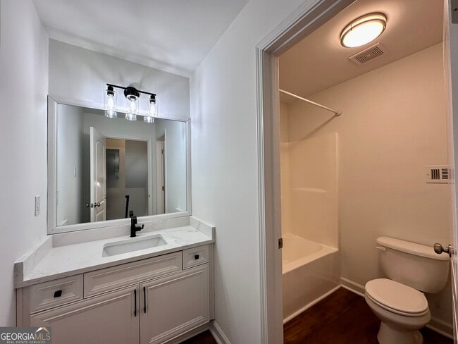 Building Photo - 728 Skyview Dr NE