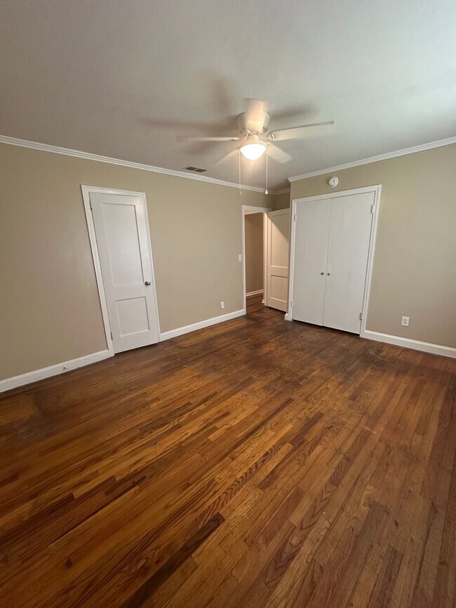 Building Photo - 4 Bed 2 Bath Brick House