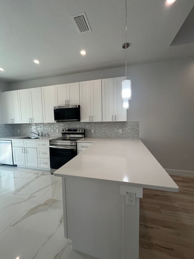 Building Photo - BEAUTIFUL BRAND NEW DUPLEX!!