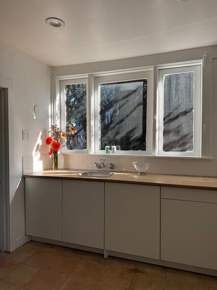 Building Photo - 5924 Hayes Ave