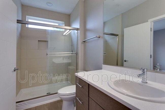 Building Photo - 3563 N Gantenbein Ave