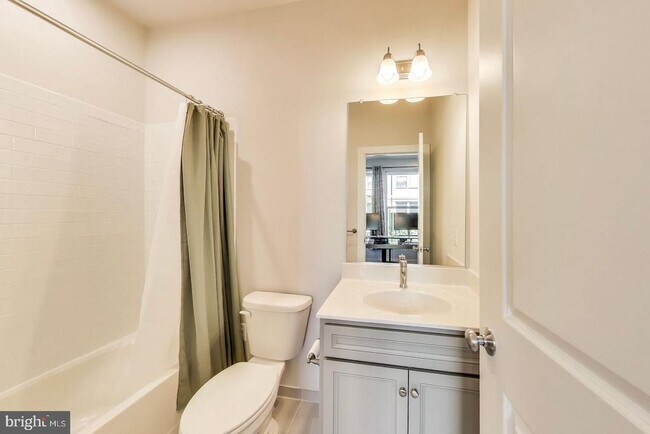 Building Photo - 5004 Oakmoore Dr
