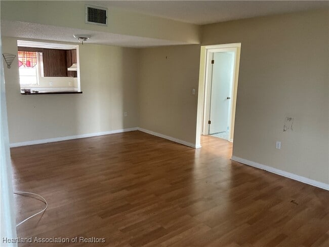 Building Photo - 1011 Lakeview Dr