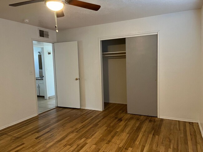 Building Photo - 6th St Duplex