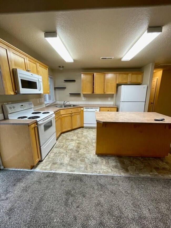 Building Photo - Single level home in Foxborough! Fenced yard!  A/C and a gas fireplace!