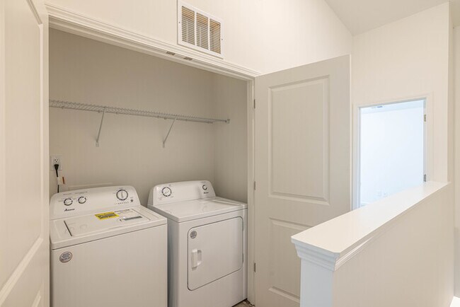 Building Photo - 2 Bedroom Townhome in Lowell