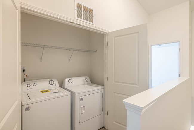Building Photo - Lowell Townhome End Unit