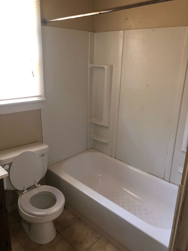 Building Photo - $875 - 2 bed 1 bath - Single Family Home