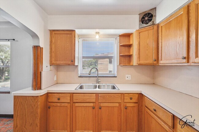 Building Photo - 5074/5076 Chalmers - Alejandro Soto