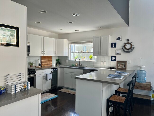Building Photo - 508 N Juanita Ave