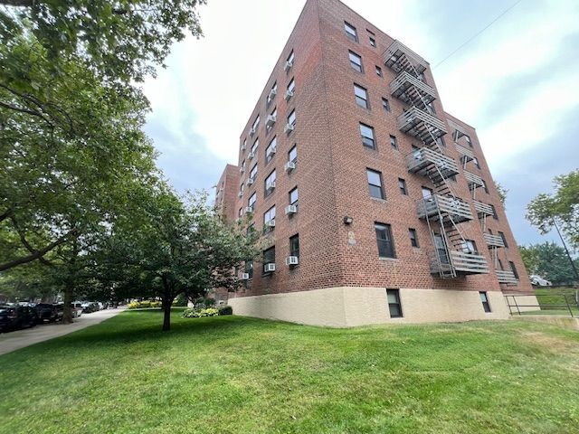 Building Photo - 211-02 73 Avenue, 2N
