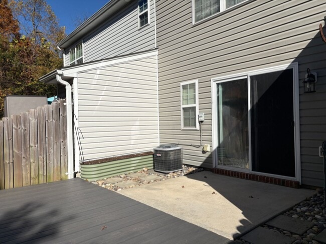 Building Photo - MOVE IN SPECIAL: 2 Bedroom, 2.5 Bathroom Townhouse in Greensboro!