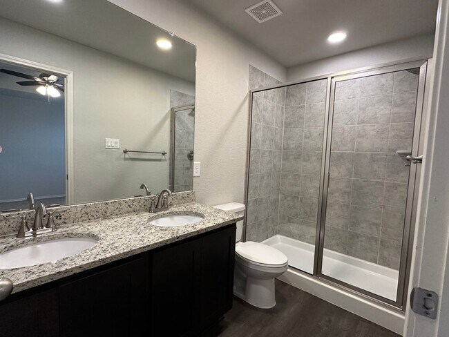 Building Photo - Luxury Townhome