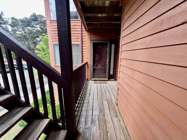 Building Photo - Gorgeous Condo right off Shore Dr, a stree...