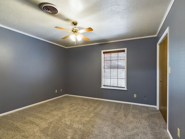 Building Photo - Charming 3-Bed Oasis with Fireplace & Hard...