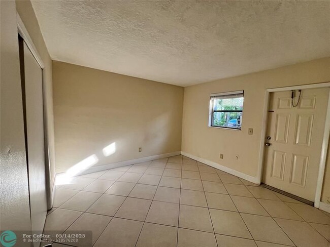 Building Photo - 612 NE 29th Dr