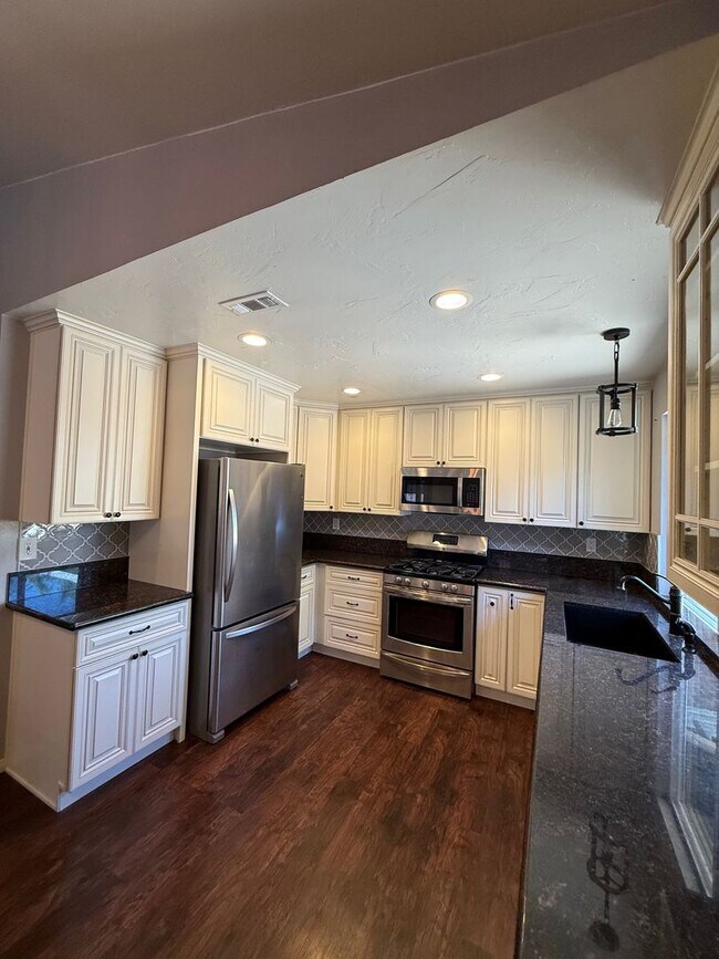 Building Photo - Beautiful 3 Bedroom/ 2 Bath condominium wi...