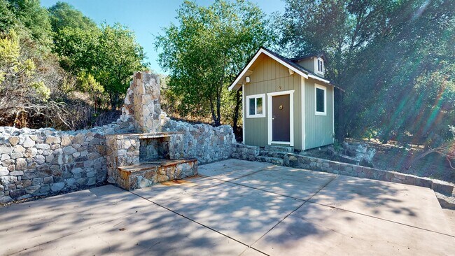 Building Photo - 9168 Eastside Rd