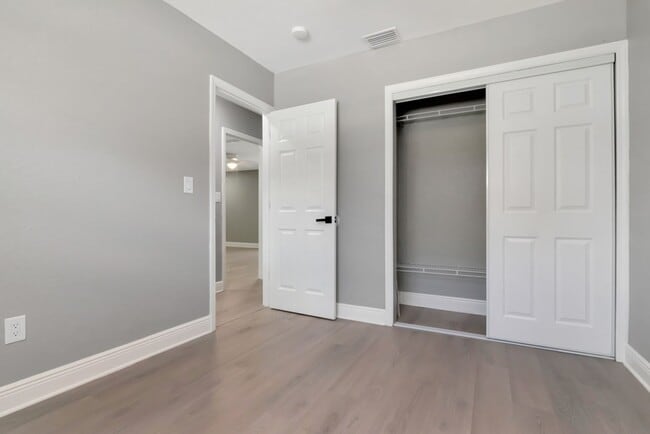 Building Photo - Totally Remodeled Duplex w/ New Fenced Bac...