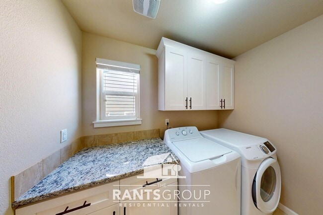 Building Photo - Stunning 4-Bedroom, 2.5-Bath Home within t...