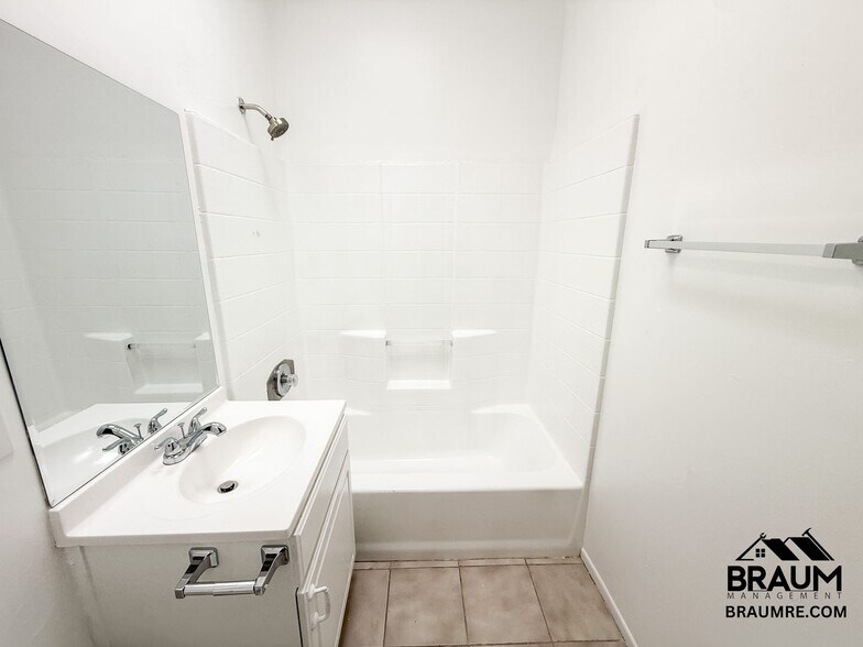 Building Photo - 11035 Moorpark St