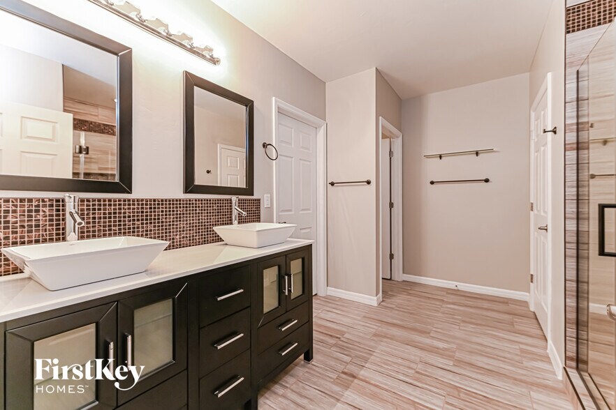 Building Photo - 1716 SW 1st Ave