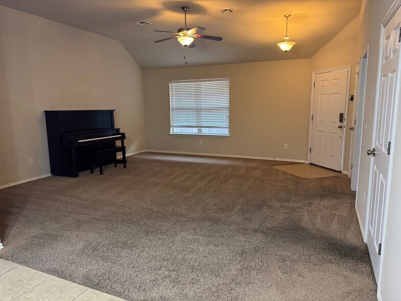 Building Photo - 2321 Golden Ln