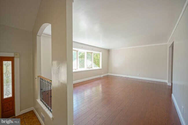 Building Photo - 701 Crestbrook Ave