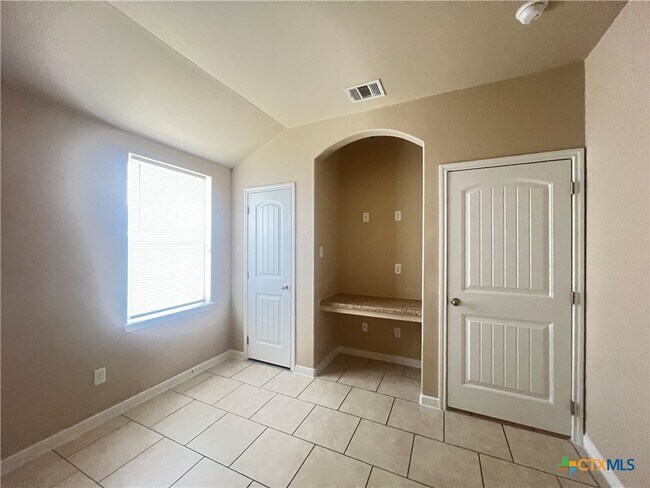 Building Photo - 4606 Cambridge Dr
