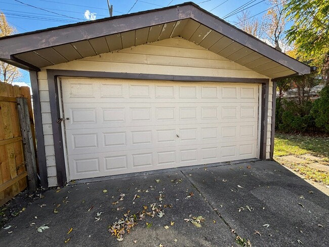 Building Photo - 1760 E Harry Ave