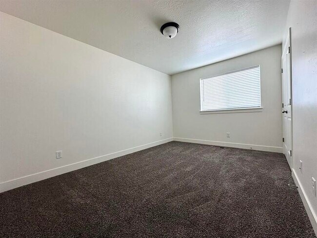 Building Photo - 225 W 950 S
