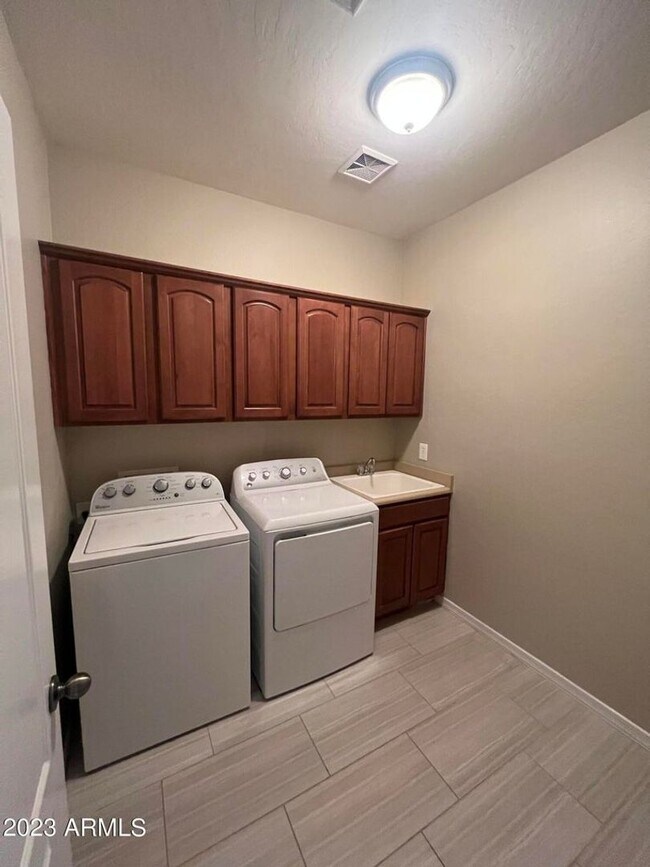 Building Photo - Single Level 4 bedroom, 2 bath home available in Skyline Ranch