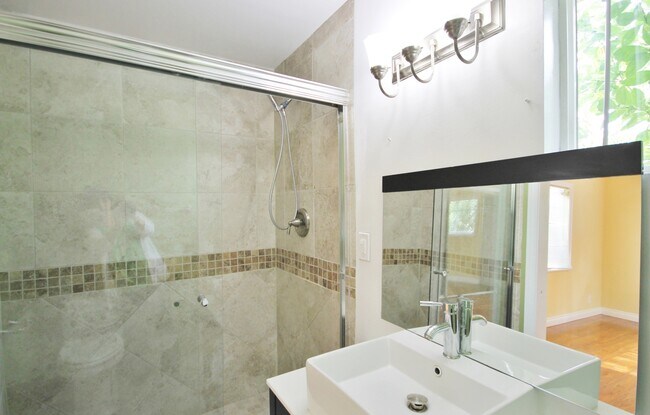 Building Photo - Private HOME 3bed/2 bath + POOL in Woodlan...