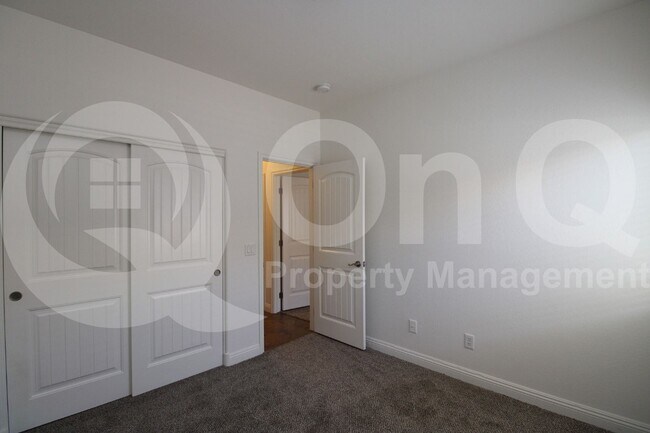 Building Photo - 1686 W Paisley Dr
