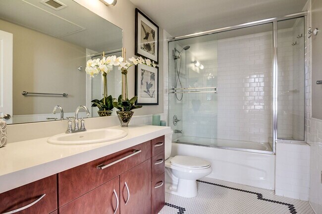 Building Photo - 114 W Adams St