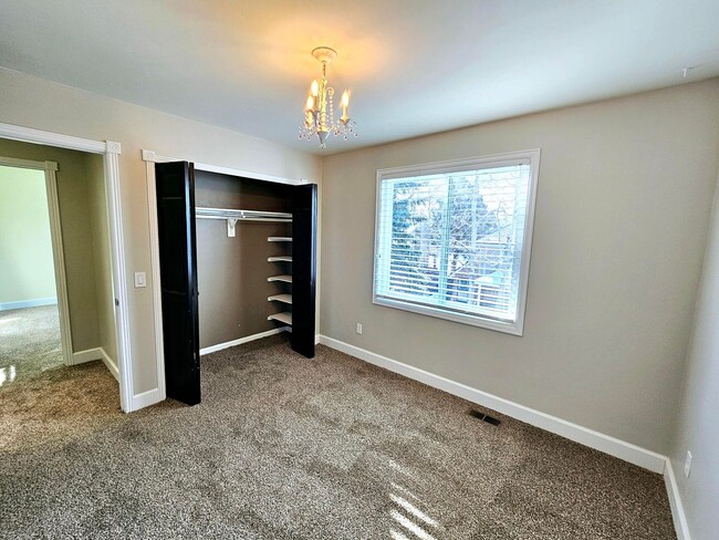 Building Photo - Beautiful 5 Bedroom Home Near the Cherry C...