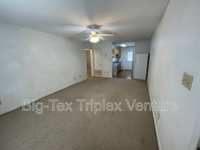 Primary Photo - 262 N Pecan St