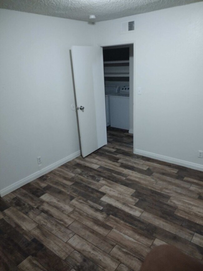 Building Photo - 4 Bedroom 2 Bathroom  Tropicana & Mountain...