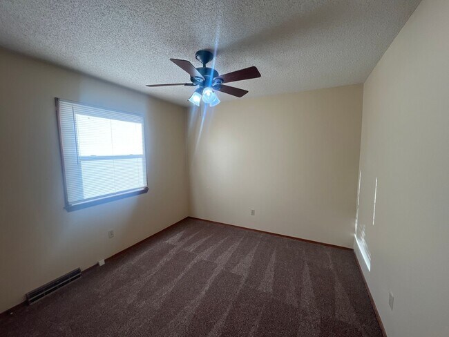 Building Photo - Warm & Inviting 3 Bed, 2 Bath