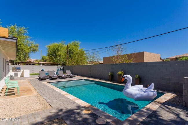 Building Photo - 7520 E McKnight Ave