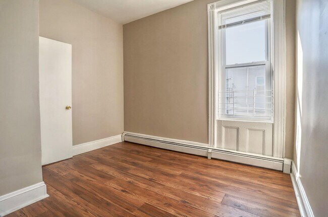 Building Photo - 118 Bowers St