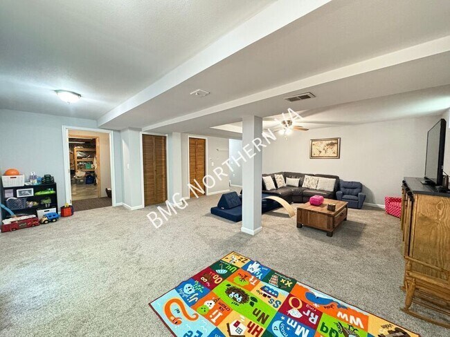 Building Photo - 3821 Jocelyn Dr