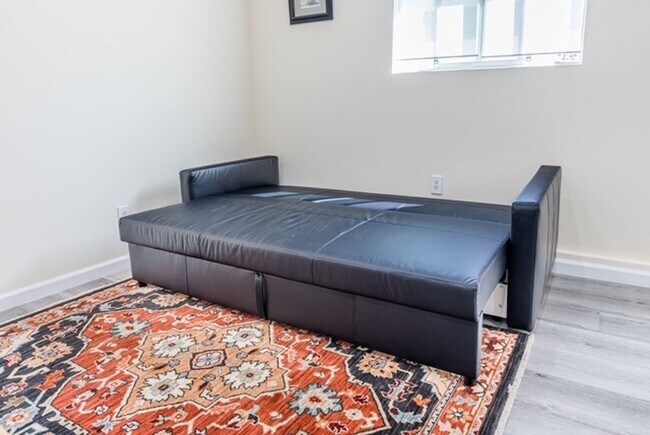 Building Photo - Newly Renovated Guest House Studio in Granada Hills!