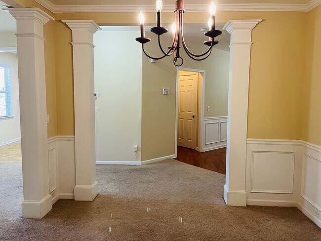 Building Photo - Wow! 3 bedroom 2.5 bathroom home in Newnan, 2100 plus sqft, 2 car garage, huge rooms, must see!