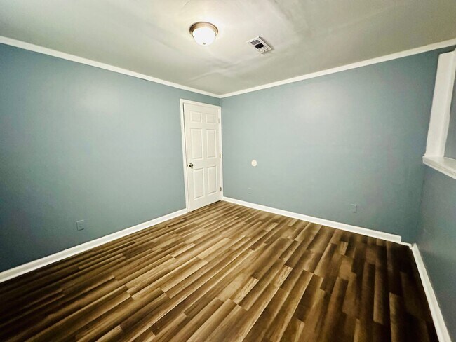 Building Photo - Updated 5BR/2BR house near Outer Loop now available!