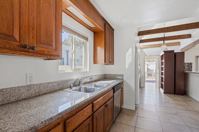 Building Photo - Spacious 4 BR 3 BA Home in Prime West L.A.