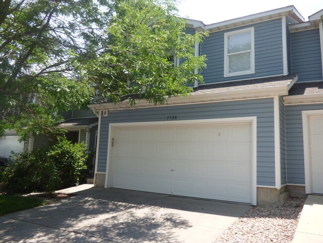 Building Photo - Beautiful 3 Bedroom 2 Bath Townhome with 2...