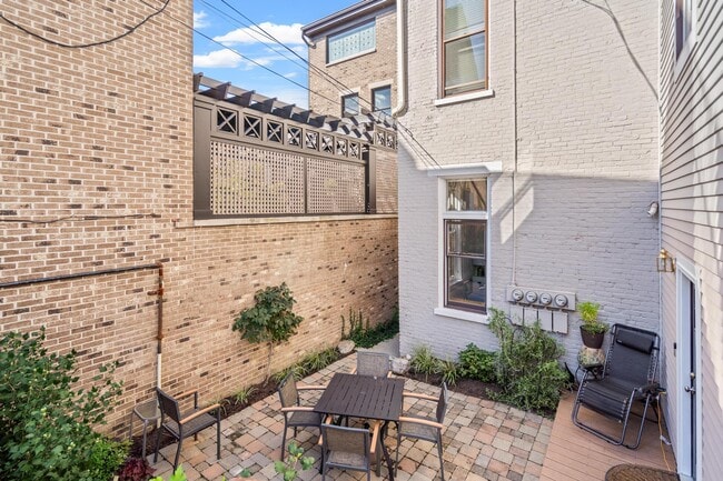 Building Photo - 225 Riverside Dr