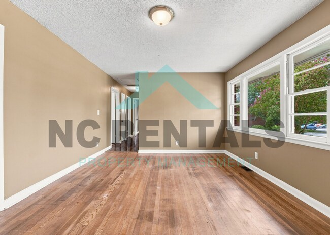 Building Photo - 1800 Woodmere Dr